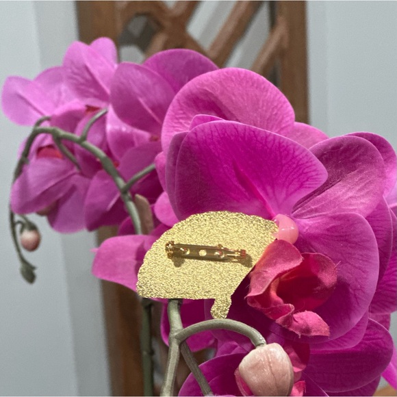 Lacemade Pink Fan Enamel Pin Badge - Picture 5 of 6